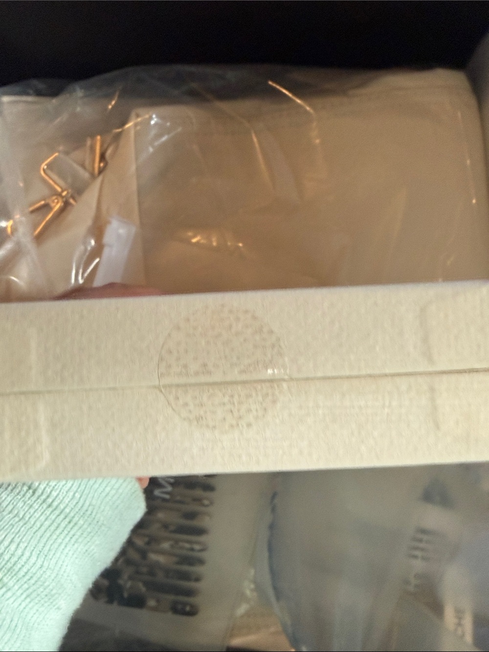 Duffle bag, tortoise shell comb and headband and no. 4 fragrance - Picture 7 of 7